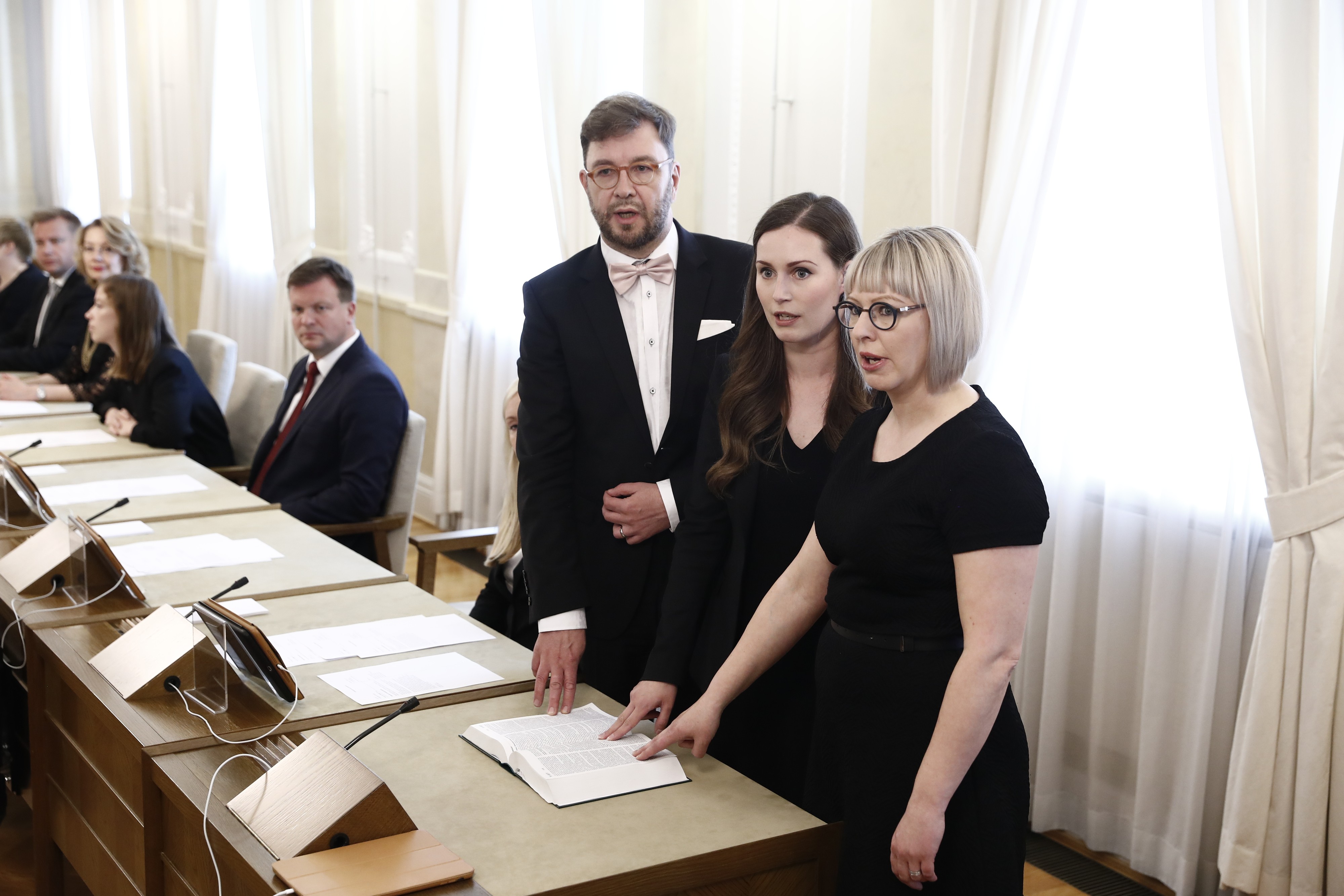Timo Harakka, Sanna Marin ja Aino-Kaisa Pekonen vannomassa virkavalaa.