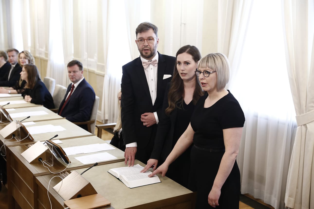 Timo Harakka, Sanna Marin ja Aino-Kaisa Pekonen vannomassa virkavalaa.