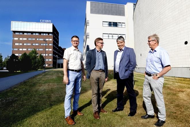 Elisan aluejohtaja Harri Suokko (2. oik) kertoo, että muutto Framille tapahtuu lokakuussa. Työllisyystilannetta pohtivat myös Pasi Artikainen (vas.), Hannu Kantonen ja Jorma Rasinmäki. KUVA: JOUKO HÄNNINEN