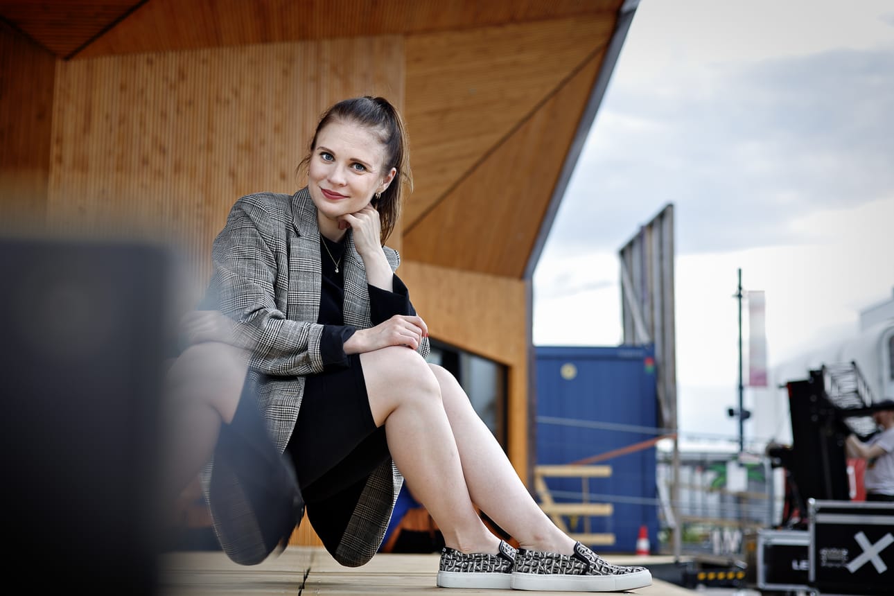 Natalil Lintala kokee, että ohjaamisen ja opettamisen jälkeen hän on entistä parempi näyttelijä.