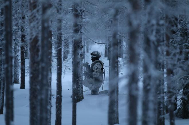 Kurssilaisten päivä on pitkä. Hyökkäysharjoituksen jälkeen he jatkavat hiihtämistä yön yli takaa-ajettuina.
