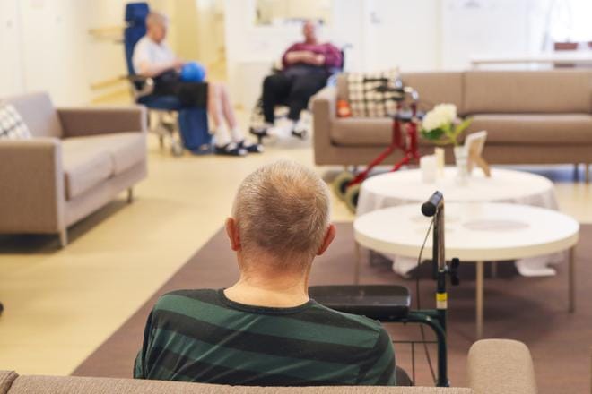 Asukkaita Marian Kartano -hoitokodin olohuoneessa.