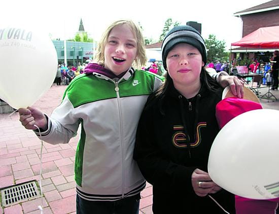 Kuudesluokkalaiset Sampsa Sanaksenaho (vas.) ja Mikko Knuutila tulivat kaupungintalolle hengailemaan. Nivala on huippu paikka, nuoret miehet ilmoittivat jämäkästi.