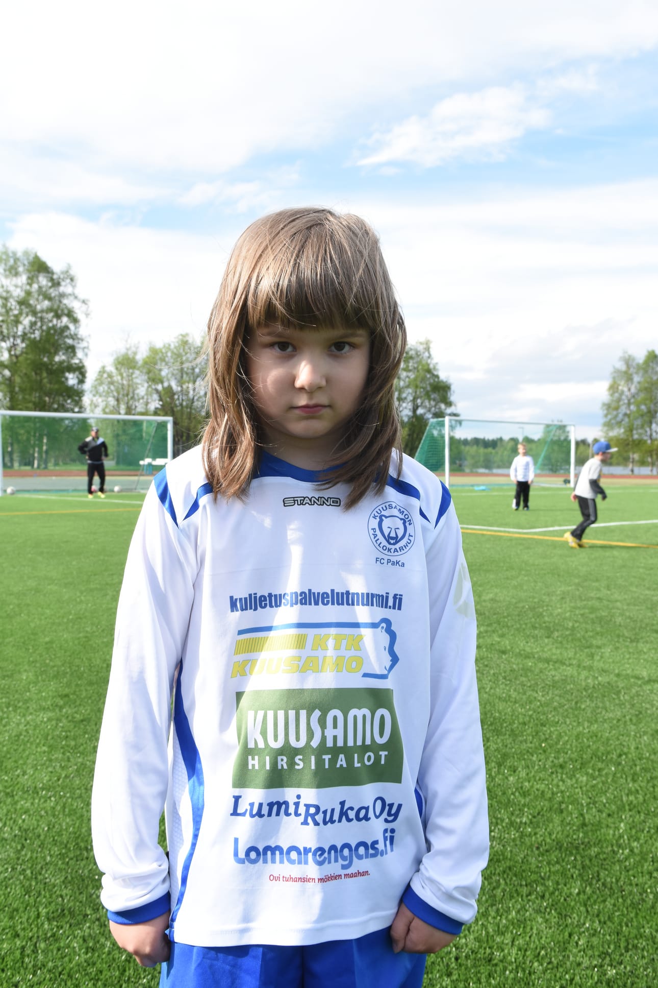 1. Viisivuotiaana aloitin Hippoliigassa ja vuosi sitten PaKassa. 2. Kun saa maalin, on aina kiva. Se voi olla vaikka voittomaali. 3. Real Madrid on suosikkijoukkue ja Cristiano Ronaldo suosikkipelaaja. Isoveljenikin fanittaa sitä. Anni Määttä, 9v.
