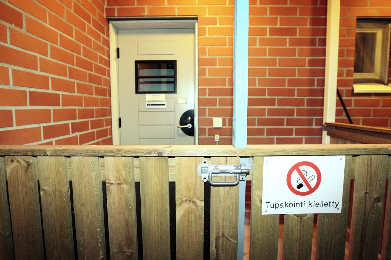 Vasamatien ryhmäperhepäiväkodin edessä on vain aidattu terassin pätkä.