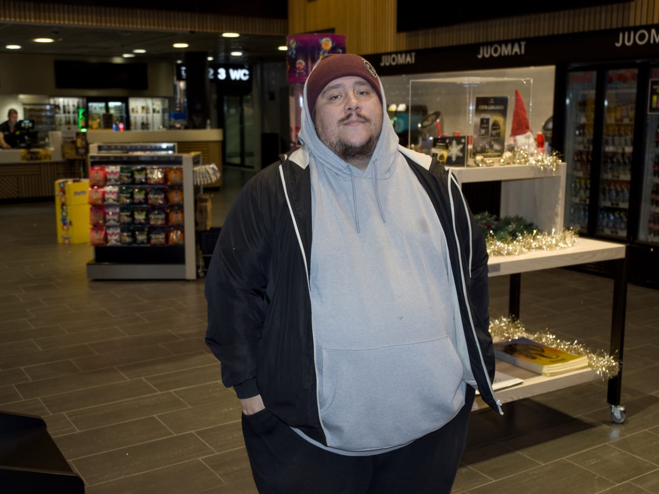 Jere Rönkkömäen mielestä itseään valkokankaalla esittävän Kneecapin iirinkieliset lyriikat kuuluvat bileräpin lokeroon.
