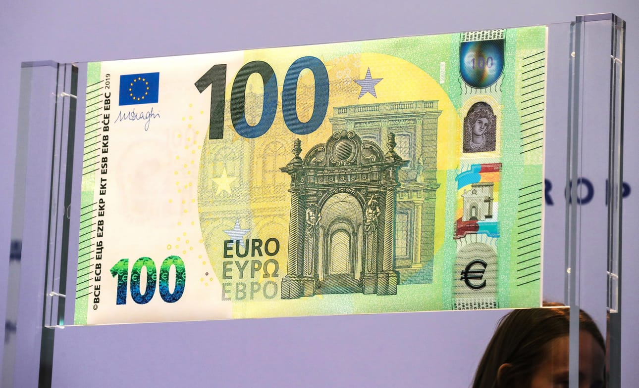 Uusi sadan euron seteli. Erilaisia hologrammeja on pystyrivissä oikeassa reunassa. Vesileima sijaitsee vasemmalla keskikorkeudella ja näkyy valoa vasten. Vasemman alareunan numeron heijastus muuttuu kääntäessä.