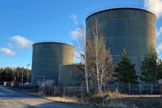 Karhusaaren satamassa on kolme suurta öljysäiliötä, joista keskimmäisessä, 5 000 kuution säiliössä on varastoituna luolasta pumpattu öljy. KUVA: PVO / HELI NEVALA