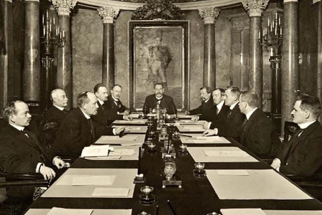 Itsenäisyyssenaattorit eli ministerit ikuistettiin 27.11.1917 Valtioneuvoston salissa. Senaattorit vasemmalta oikealle: E. Y. Pehkonen, Juhani Arajärvi, Arthur Castrén, Jalmar Castrén, E. N. Setälä, P. E. Svinhufvud, Kyösti Kallio, Onni Talas, Heikki Renvall, Alexander Frey ja O. W. Louhivuori. KUVA: Eric Sundström Museoviraston kokoelmat