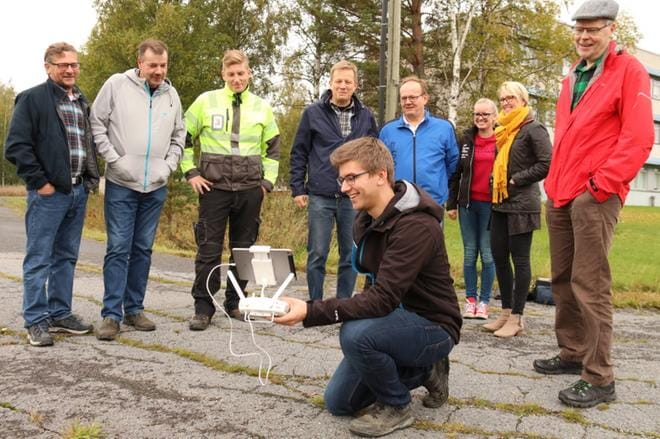 Osmo Myllykoski (vas.), Reijo Laakso, Antti Perämäki, Terho Mäkinen, Jarmo Kujanpää, Noora Ruuskanen, Tiina Nieminen ja Juha Tiainen seurasivat silmä tarkkana, kun Jori Lahti lennätti dronea. Osa porukasta oli kurssilaisia, osa edusti järjestäjää. KUVAT: ANU NAHKALA