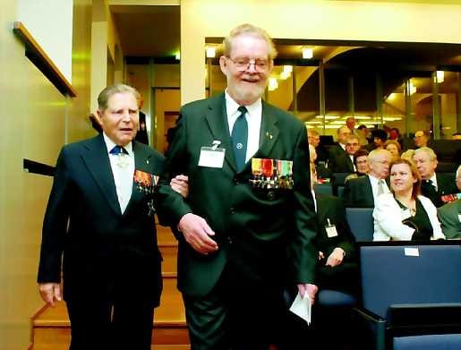 Veteraaneja. Luton mies Jaakko Jokela (oik.) saattelee asevelitapaamisessa kenraaliluutnantti Yrjö Kärkkäistä eturiviin istumaan.
