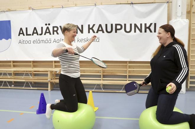 Alajärven Yrittäjien hallituksen jäsen Salla Hemminki ja Alajärven liikunnanohjaaja Merja Korpela innostavat yrittäjiä osallistumaan 10.1.–28.2. kestävään kampanjaan mitä erilaisimmin keinoin. KUVA: MINNA HIIRONEN