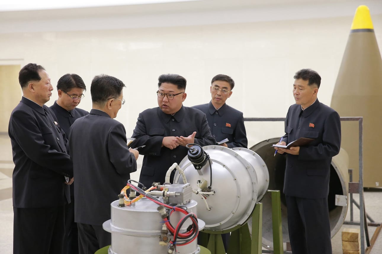 Pohjois-Korean johtaja Kim Jong-un (3. oik.) tutustumassa maansa ydinasetutkimukeen.