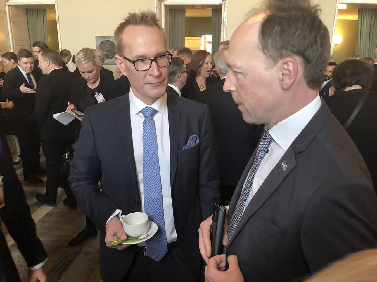 Markku Jokisipilä keskustelemassa puheenjohtaja Jussi Halla-ahon kanssa valtiopäivien avajaisissa helmikuussa 2020.