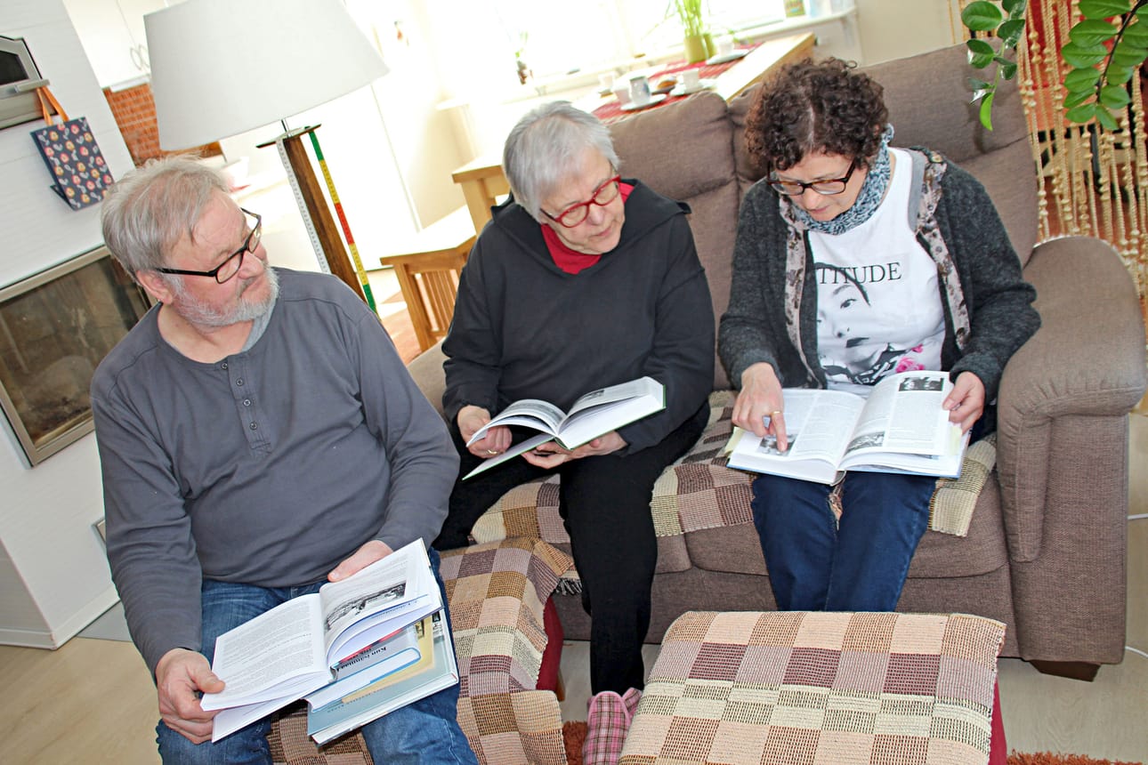 Ahti Häikiö, Anni Häikiö ja Kaarina Pietilä tutkivat, mitä Revonlahdesta on kirjoitettu eri teoksiin.