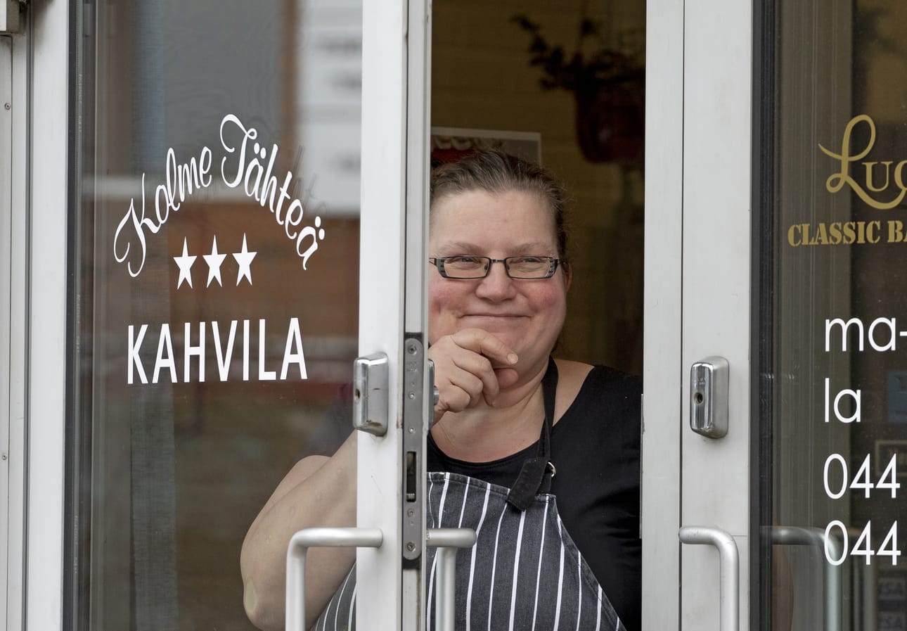 Myös kahvila Kolmesta Tähdestä voi lounasta hakea mukaan. Yrittäjä Leena Tähti suunnittelee laativansa lounaslistan, josta asiakkaat voivat edellisenä päivänä tilata haluamansa annoksen.
