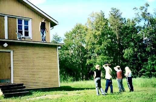 Älä hyppää! Rippileirillä käsiteltiin kouriintuntuvasti myös itsemurhaa.