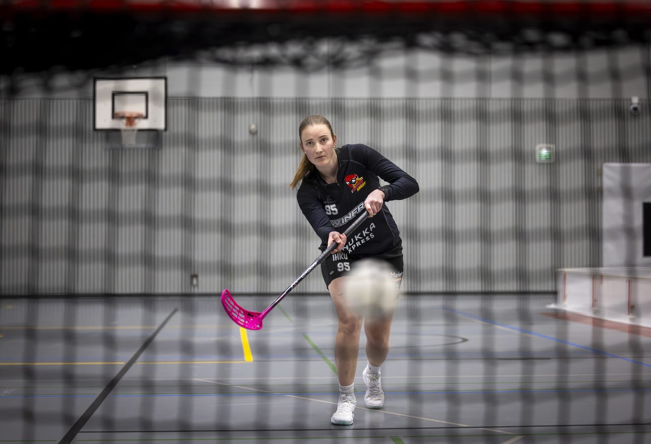 Josefiina Nissilän käsi ei tärise, kun pallo pitää toimittaa maaliin.