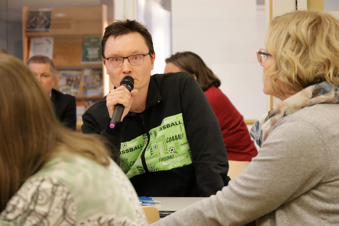 Jyrki Takala jätti vanhempain keräämän kuntalaisaloitteen kunnanjohtajalle. Aloitteella toivotaan väistötiloja eli konttikoulua kaikilla Saaren koulun oppilaille.