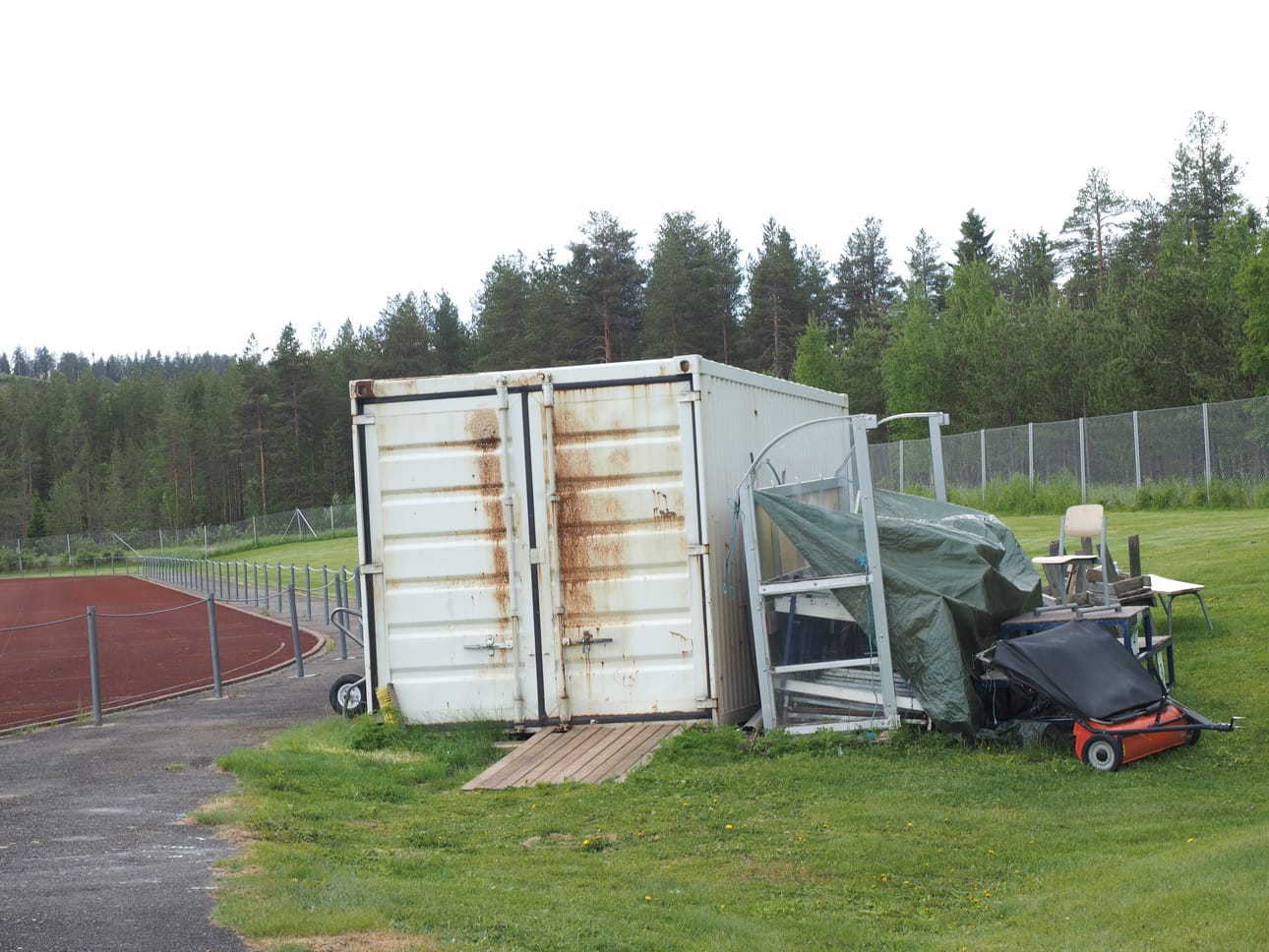 Taivalkosken urheilukentän välinevarastona käytetty kontti on käynyt ahtaaksi kentän remontin alla.