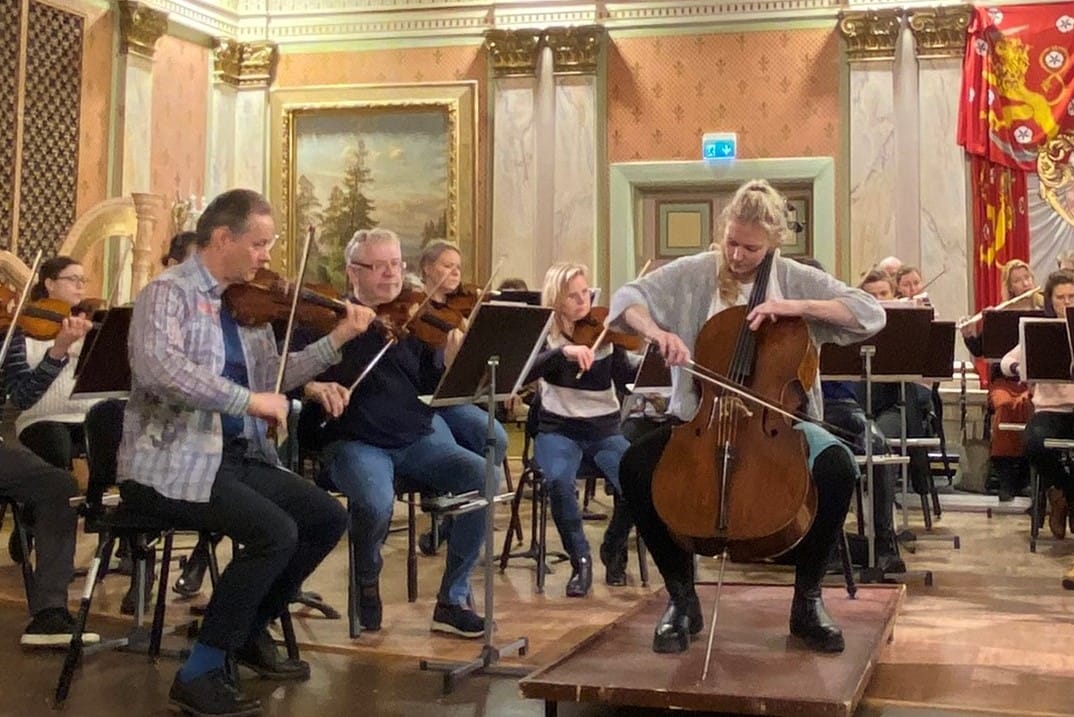 Solistin, ruotsalais-norjalaisen Amalie Stalheimin yli 300-vuotiaasta sellosta lähti ilmaisuvoimainen ääni. Kuva konsertin harjoituksista.