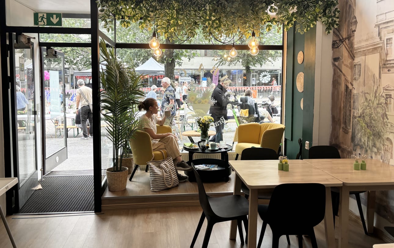 Pikkuinen Samba Café on sisustukseltaan vihreän vehreä.