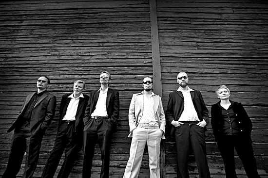 Raahelainen Harmaja on mielenkiintoinen sekoitus eri ikäisiä ja erilaiset musiikilliset taustat omaavia muusikoita. Kuvassa Sami Lauttanen (vas.), Matti Tulinen, Simo Vuorela, JP Leppäluoto, Riku Kovalainen ja Paula Präktig.
