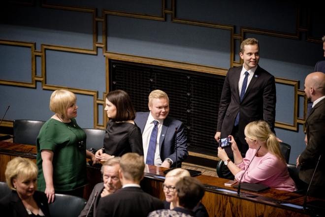 Keskustan ja kokoomuksen voi olla vaikea päästä nyt sopuun perhevapaiden uudistamisesta. Vasemmalla keskustelevat Annika Saarikko ja Sanni Grahn-Laasonen ovat yrittäneet löytää ratkaisua yhdessä sosiaali- ja terveysministeri Pirkko Mattilan (ei kuvassa) kanssa.