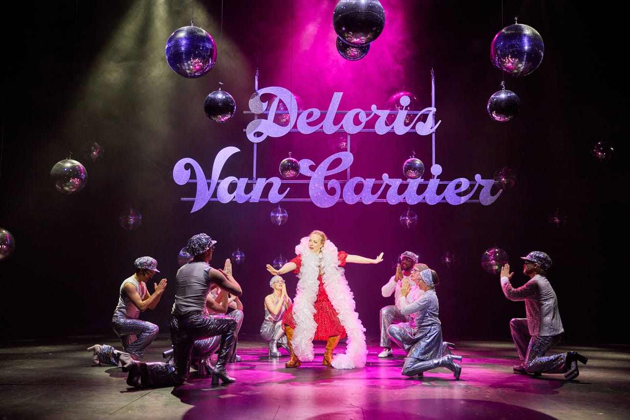 Nunnia ja Konnia -musikaali tarjoaa monia hienoja musiikki- ja tanssinumeroita. Deloris Van Cartier (Milla Kangas) haluaa tähdeksi .