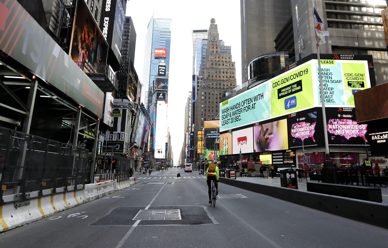 Yksinäinen pyöräilijä ajoi Times Squarella New Yorkissa sunnuntaina. New York on yleensä yksi suomalaisten suosikkilomakaupungeista.