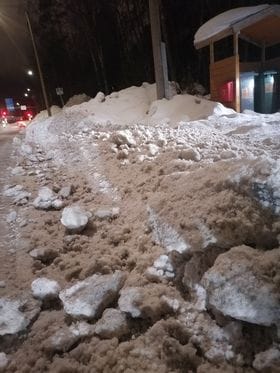 LUKIJA HARMITTELEE, että kaupungin lumi-auraus on koko talven tukkinut lumella omakotitalon tieliittymän. ”Mutta nyt se on tukittu paksulla jääsohjolla, jota ei tahdo saada edes teräslapiolla pois.” KAUPUNKI VASTAA: Lumimäärän takia aura purkaa pakostakin yli. On myös huomioitava, että jotta katu voidaan pitää täydessä liikennöitävässä leveydessä, niin lumi on pystyttävä nostamaan aurausvallin päälle. Jos osoite on palautteessa mukana, kalustokapasiteetin salliessa autamme näissä tilanteissa. Noin kolmasosassa meille tulevista palautteista ei ole osoitetietoja. Lukijan kuva.
