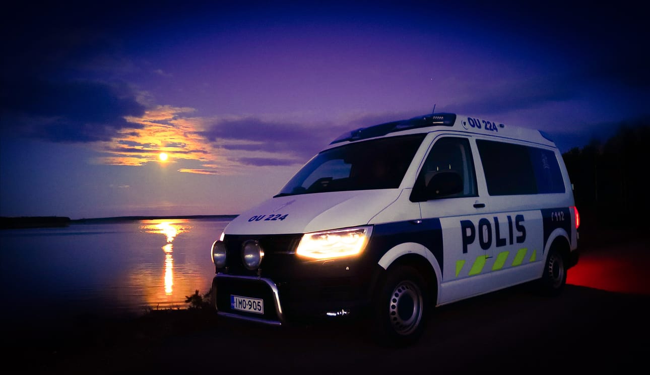 Poliisipartiot liikkuvat aiempaa useammin säännöllisesti Pyhännän ja Siikalatvan alueella. Partio ikuisti poliisiauton Uljuan tekoaltaalla toukokuisena yönä, joilloin kuunsiltaa pitkin olisi voinut jatkaa vaikka jalkapartiona.