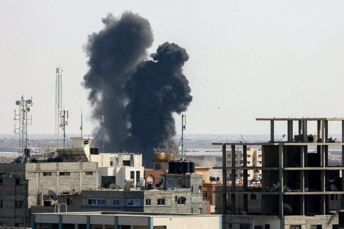 Rakennuksesta nousi savua Israelin ilmaiskun jäljiltä Rafahissa Gazan kaistalla sunnuntaina. LEHTIKUVA/AFP