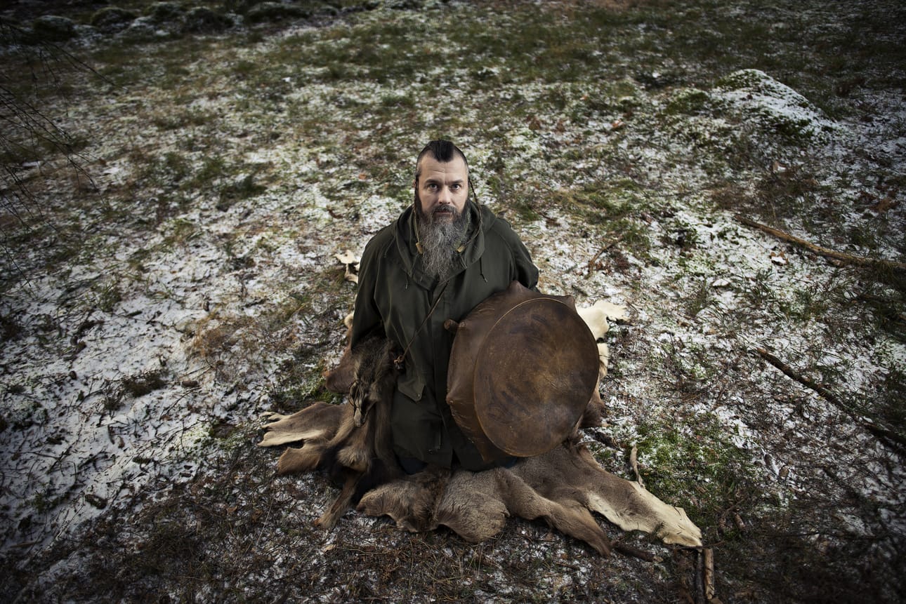 Miika Vanhapiha toimii Karhun kansa -nimisessä uskonnollisessa yhdyskunnassa vihkijänä.