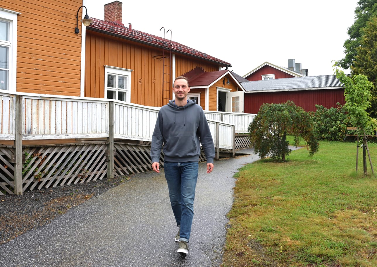 Jim Mattfolk on tyytyväinen siitä, ettei hänen tarvitse ajella joka ilta töiden päätyttyä kotiin Vaasaan. Tarvittaessa hän yöpyy viikolla vanhempiensa luona lapsuudenkodissaan Kristiinan Kantakaupungissa.