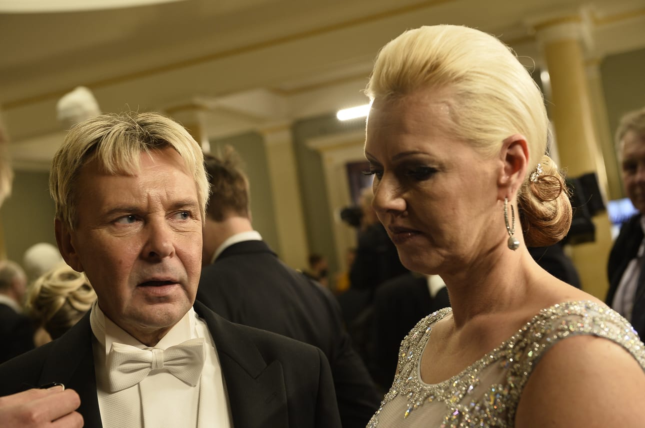 Matti Nykänen on tänä vuonna ensimmäisen kerran Linnan juhlissa. Mukana on Pia-vaimo.