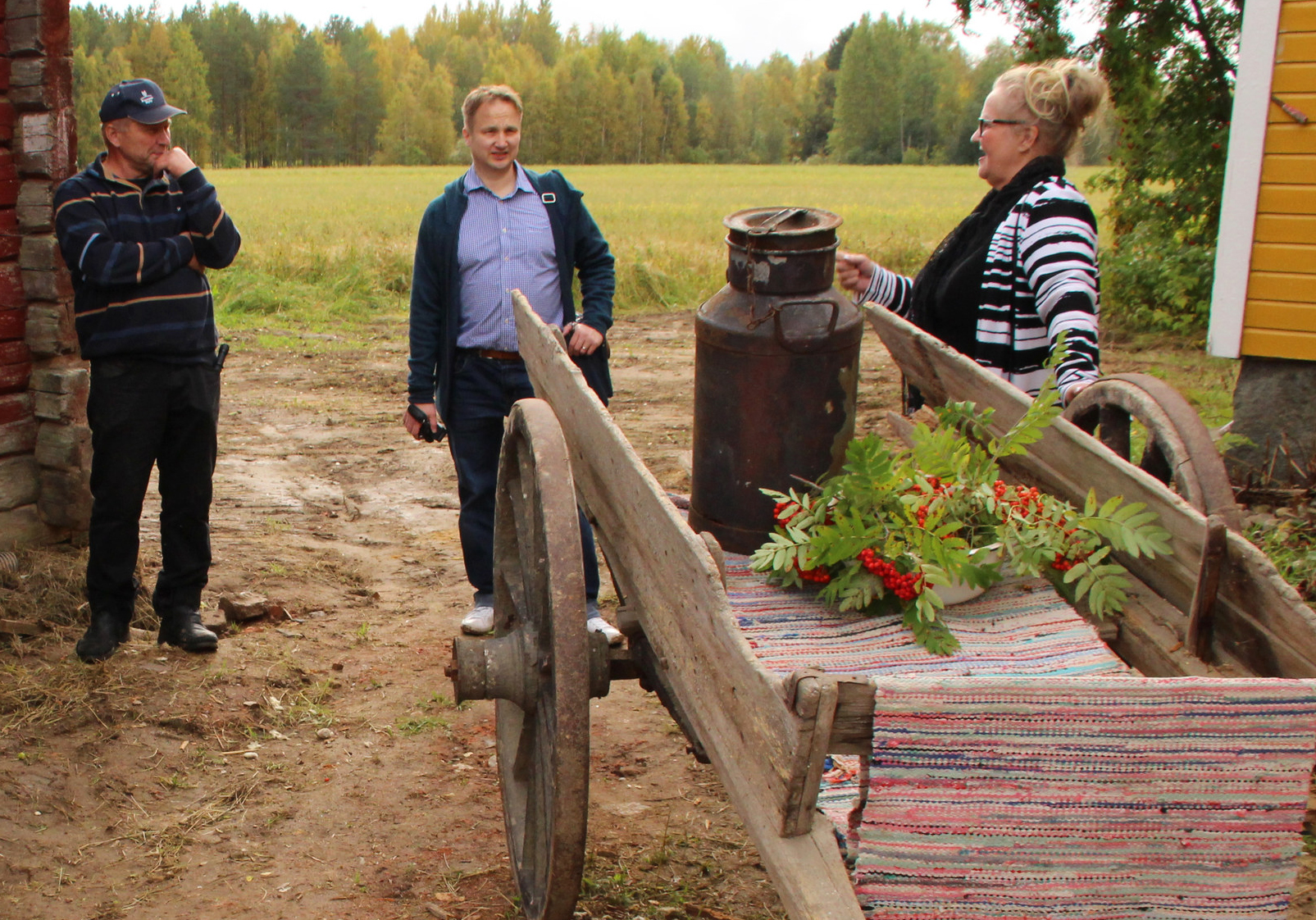 Ojalan nykyinen omistaja Kyösti Myllykoski esitteli Ojalan pihapiirissä jäljellä olevia rakennuksia. Janne Patosalmen ja Raili Sippolan kanssa pohdittiin talon vanhojen puukärryjen äärellä, millaista evakkojen elämä on ollut.