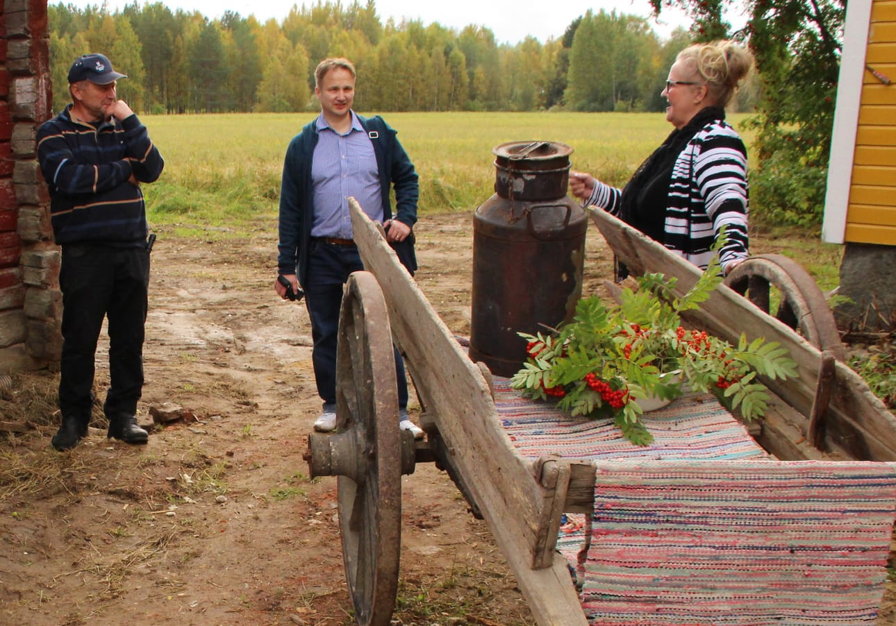 Ojalan nykyinen omistaja Kyösti Myllykoski esitteli Ojalan pihapiirissä jäljellä olevia rakennuksia. Janne Patosalmen ja Raili Sippolan kanssa pohdittiin talon vanhojen puukärryjen äärellä, millaista evakkojen elämä on ollut.