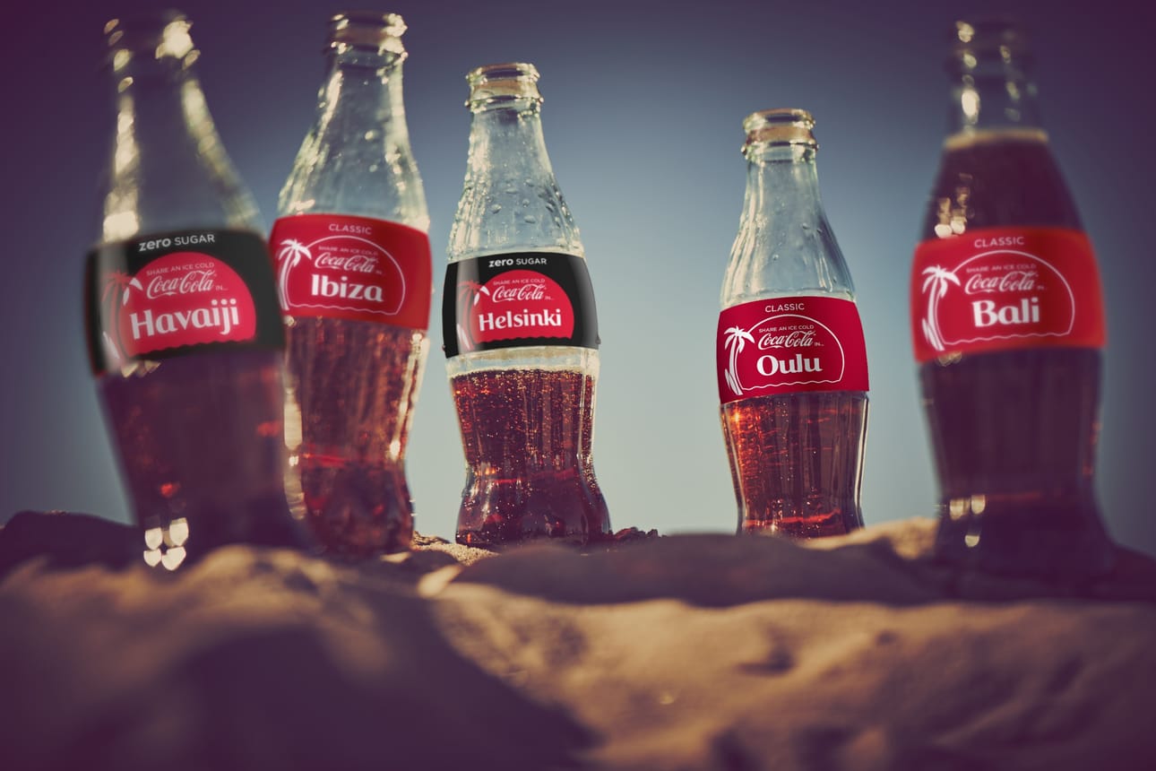 Kesällä myyntiin tulee paikannimillä varustettuja Coca-Cola pulloja.