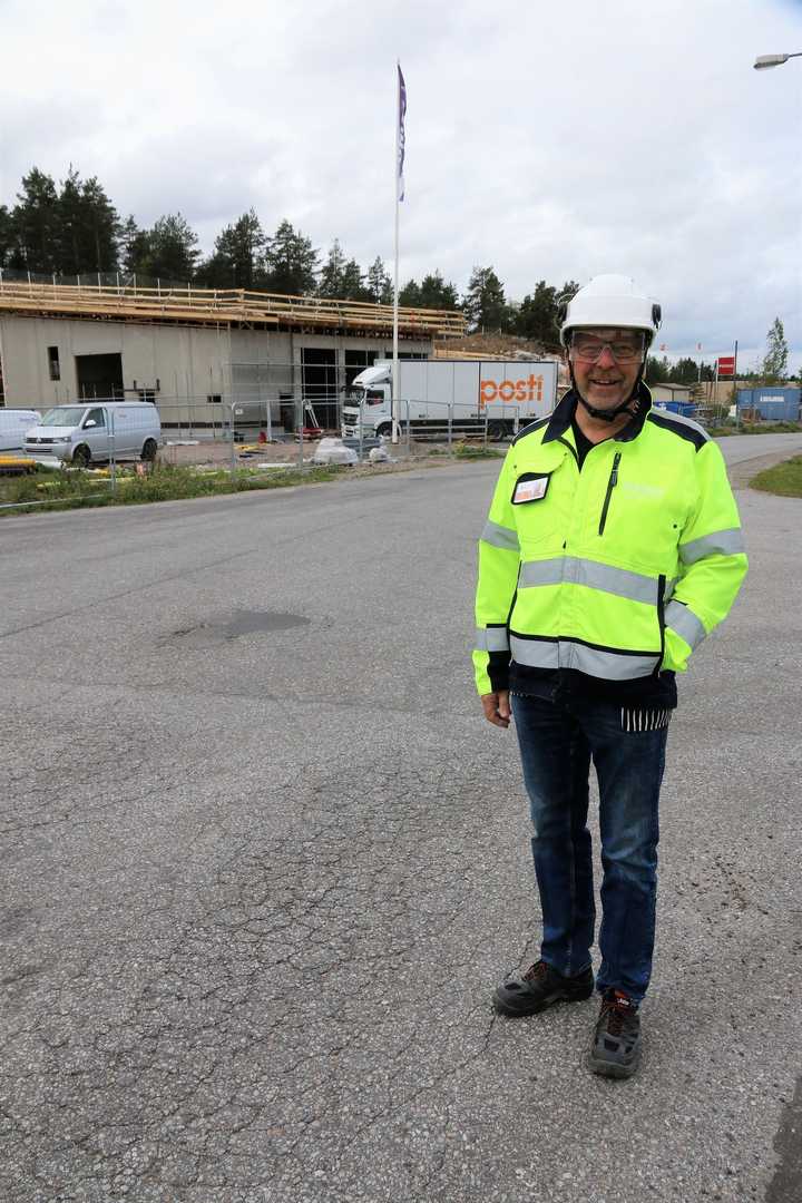 Matti Toivonen valvoo mm. sitä, että Kuninkojan paloaseman rakentamisessa asiat menevät kuten pitää. Aseman on määrä valmistua keväällä.
