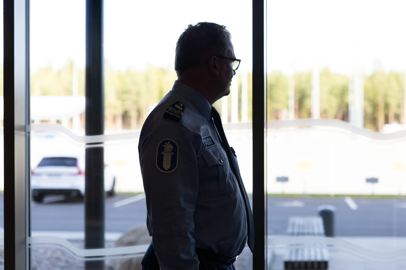 Poliisin pohjoinen johtokeskus pitää yllä tilannekuvaa Pohjois-Suomen poliisitehtävistä ja resurssien riittävyydestä. Johtokeskusta johtaa ylikomisario Jukka Myllymäki.