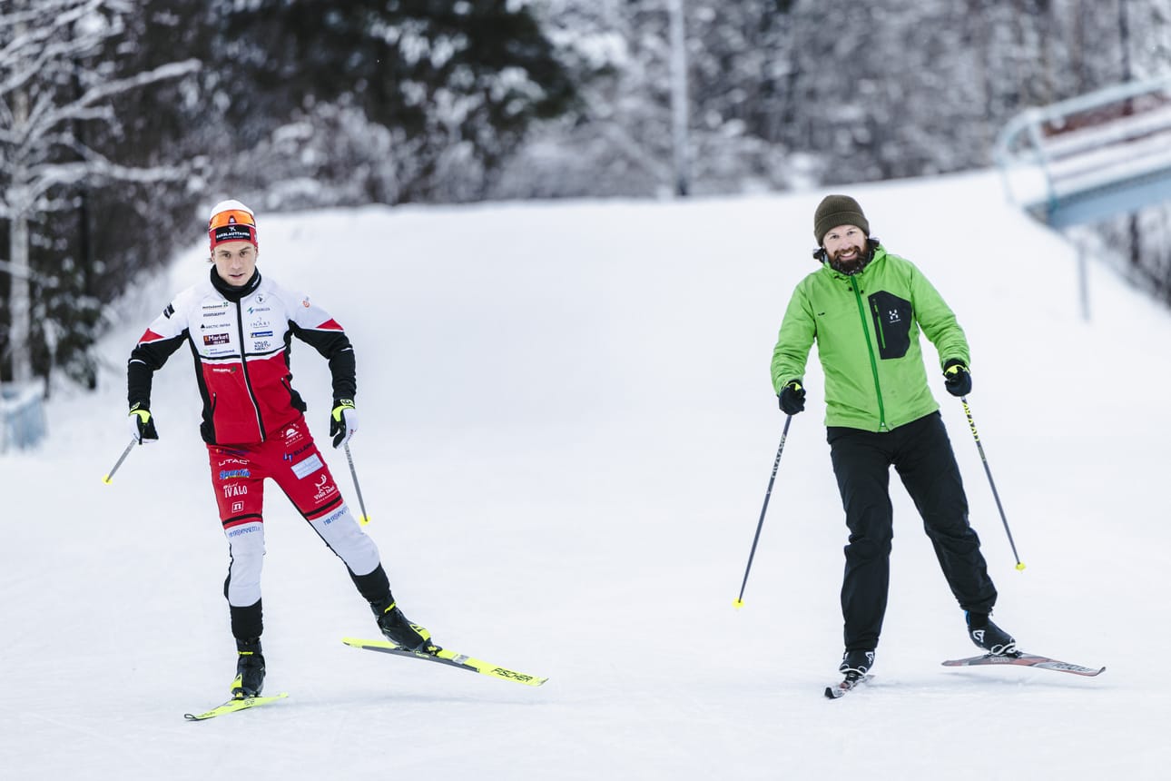 Jeremias Lipsasen luistelusuorituksessa suksi on selkeästi pohjallaan, ja jalka on suoraan suksen päällä pakaran voimalla. Toimittajalla suksi on kantillaan liian aikaisessa vaiheessa ja asento "lysähtää" koko vartalon matkalta.
