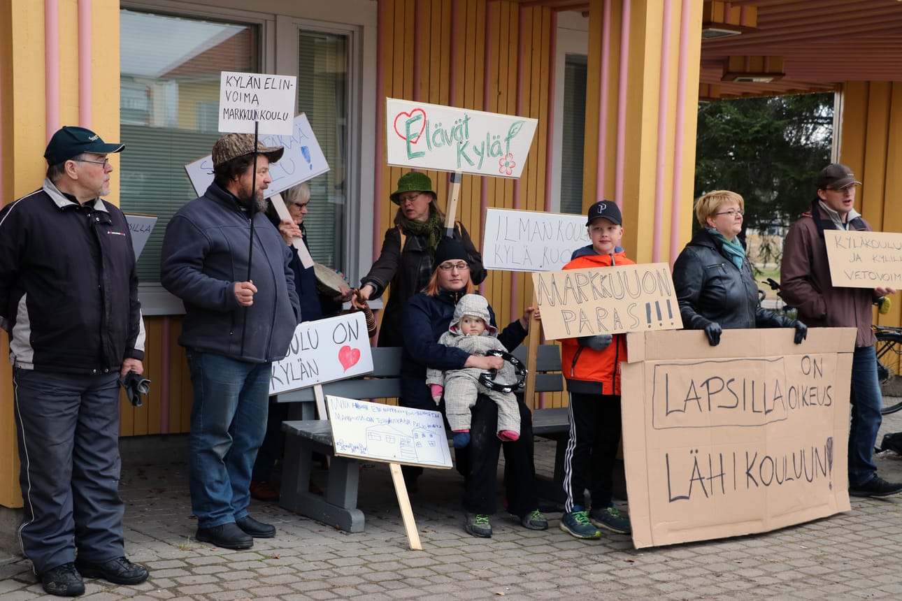 Joukko markkuulaisia oli tullut osoittamaan mieltä koulunsa puolesta.