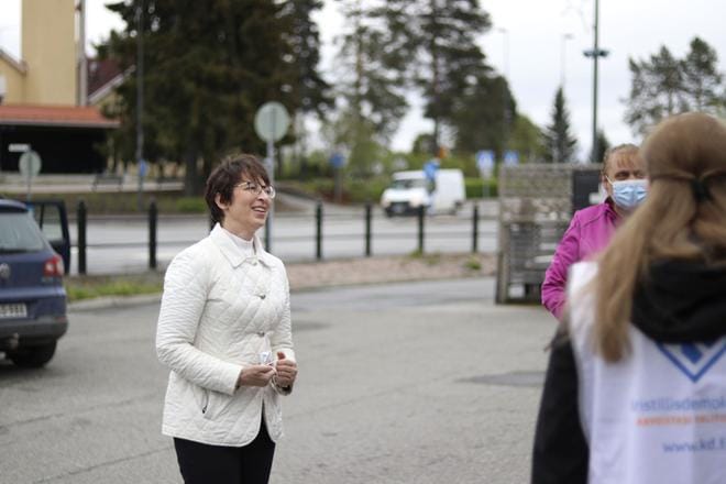 Aikaa ei tuhlattu, sillä yhteen päivään saatiin mahtumaan vierailu kahdeksassa eri kunnassa. Alueellamme Sari Essayah pysähtyi puoleksi tunniksi Lappajärvellä, Vimpelissä, Alajärvellä ja Soinissa. KUVA: JOHANNA KATAJA