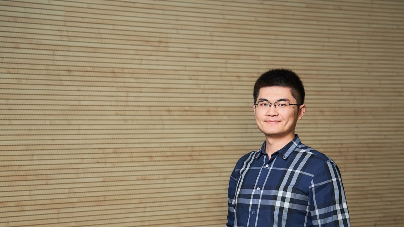 Oulun yliopiston mikroteknologian tutkija, tohtori Yang Bai on kehittänyt projektissa hyödynnettävän KNBNNO-materiaalin, joka laajentaa nykyisten elektronisen ihon tekniikoiden ominaisuuksia.