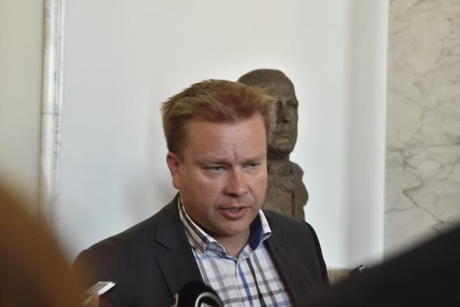 Keskustan eduskuntaryhmän puheenjohtajan Antti Kaikkosen mukaan tietovuotajaa pitäisi rangaista, jos hänet saadaan selville. KUVA: Kimmo Penttinen