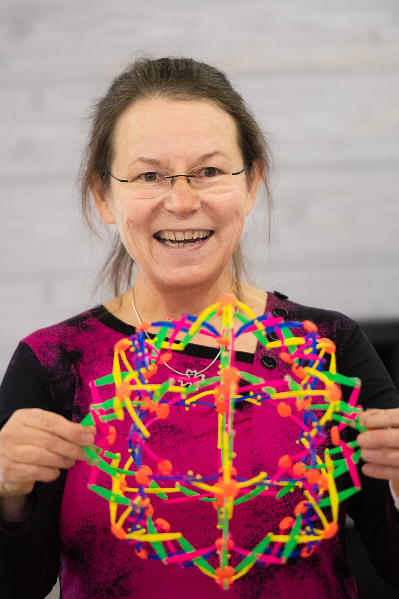 Leena Pesälä esittelee värikästä härveliä, jonka avulla opetellaan oikeaa hengitystekniikkaa.
