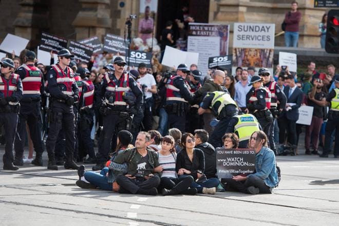 Melbournessa eläinoikeusaktivistit pysäyttivät liikenteen vilkkaassa risteyksessä. Protestilla haluttiin vastustaa lihantuotantoa. KUVA: Ellen Smith/EPA