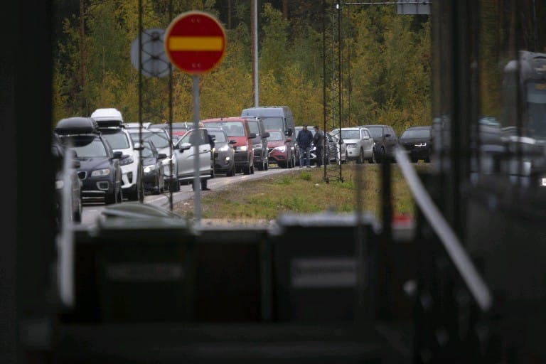 Liikennettä Vaalimaan raja-asemalla perjantaina.