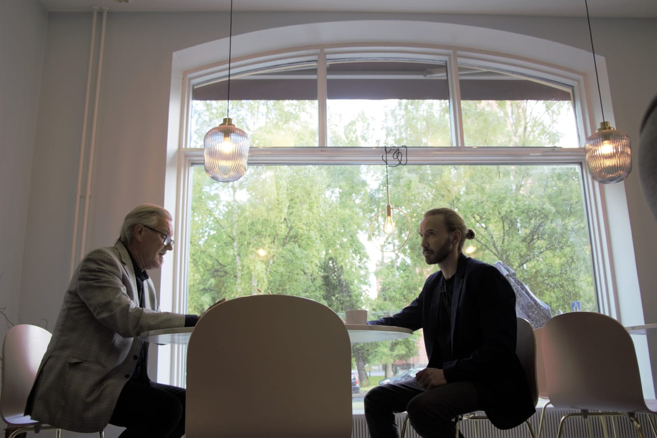 Pharmacy House -kahvila on yksi kuvauspaikoista Vaasassa. Kuvauksissa Juha Veijonen kävi keskustelua ohjaajan kanssa hahmostaan, Samuli Vauramo pysyi stoalaisena loppuun saakka.